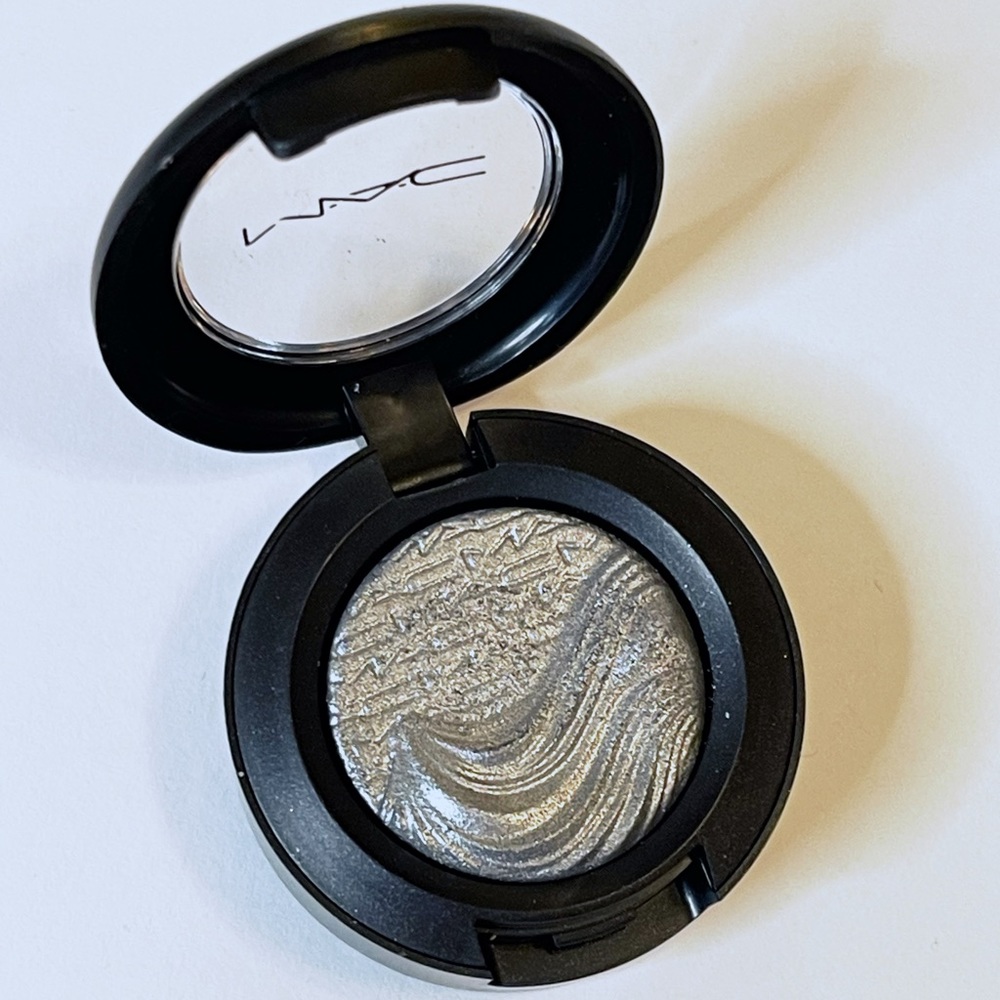 MAC • Extra Dimension Eye Shadow “Evening Grey”
